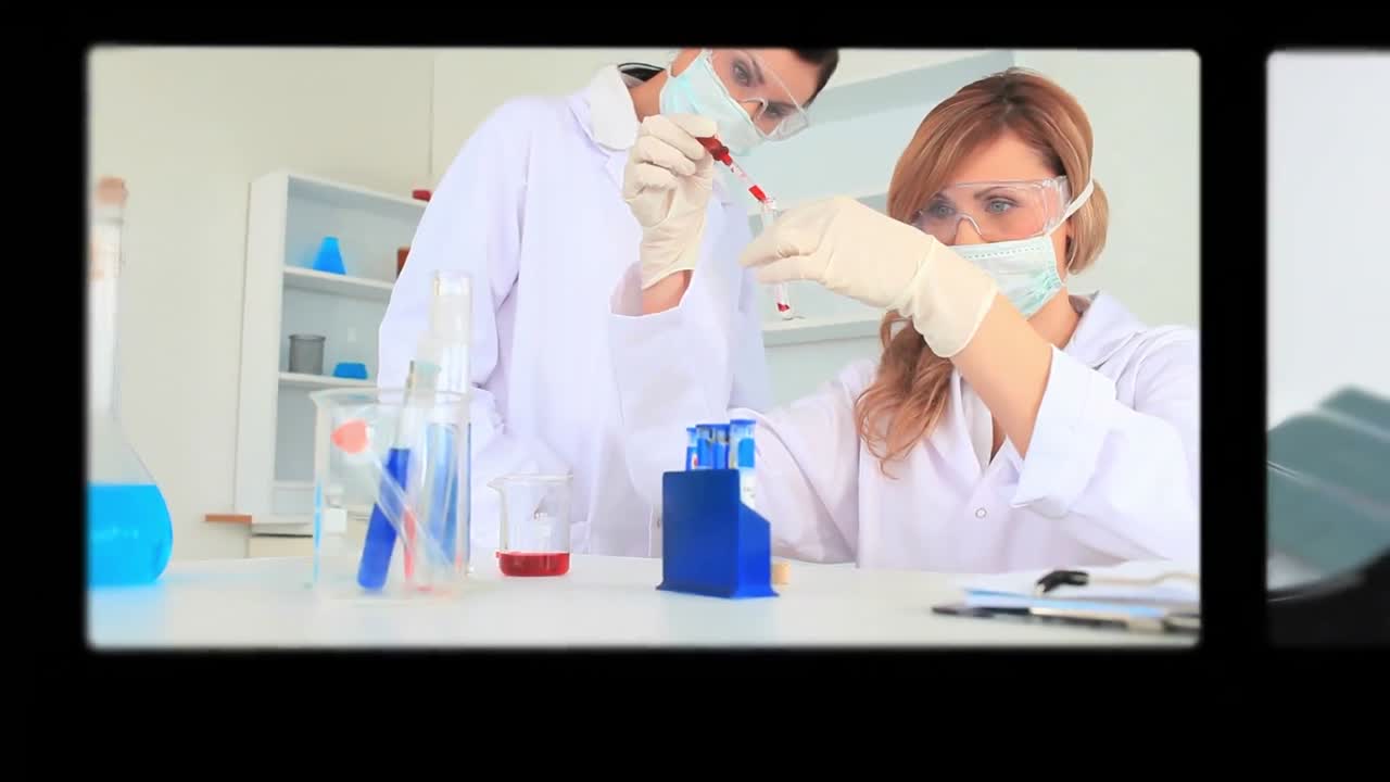 montaje de científicos que realizan experimentos