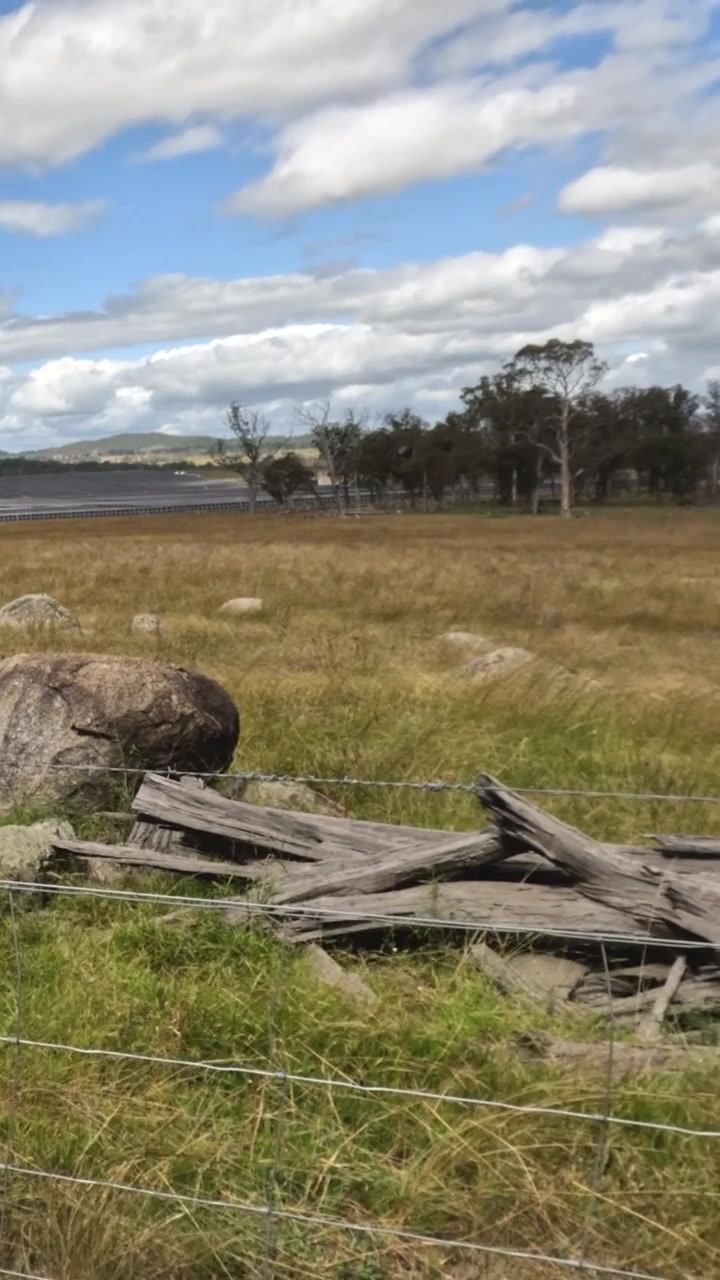 Fotocamera che cattura nuvole dinamiche su un campo tranquillo