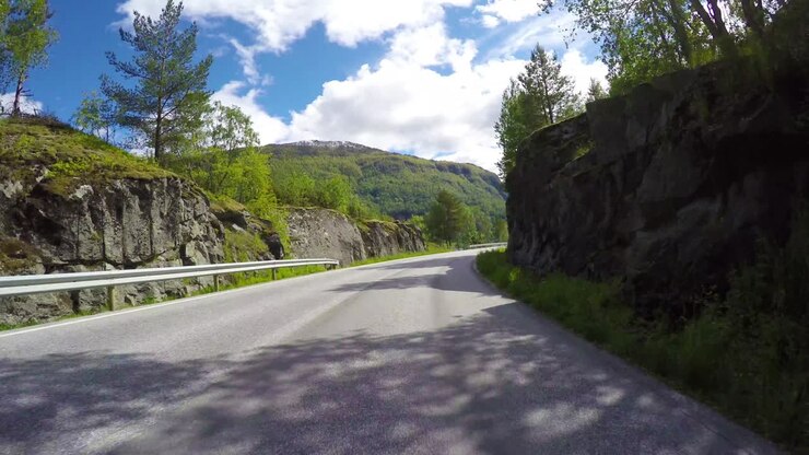 Guidare un'auto su una strada in Norvegia.