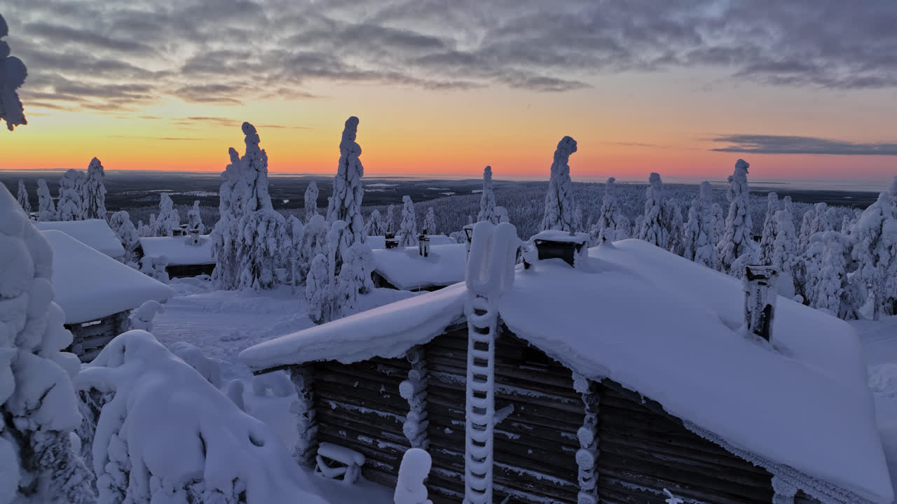 얼음 숲 한가운데 의 나무 오두막 들, 라플랜드 의 북극 어 - 공중 사진