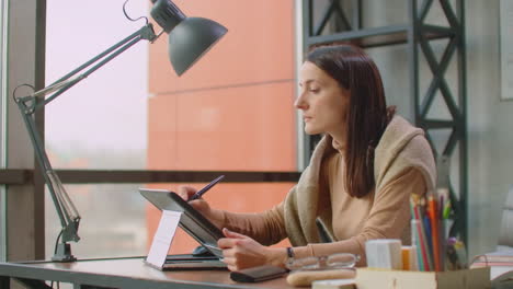 diseñadora gráfica mujer trabajando en la computadora. sección media de jóvenes bonitas asiáticas diseñadora gráfico mujer trabajando en el ordenador en el escritorio en la oficina. esto es un casual