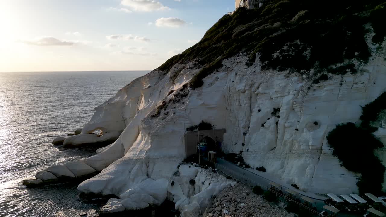 красивое панорамное видео 4k с беспилотником рош ханикры - самой северной точки, разделяющей границу между израилем и ливаном