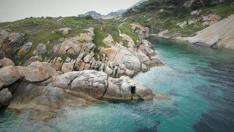 Möwen-Fliegen-An-Einem-Einsamen-Strand-In-Der-Toskana