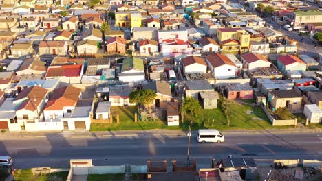 antena sobre municipios de sudáfrica con calles de barrios marginales asolados por la pobreza y edificios del gueto 4