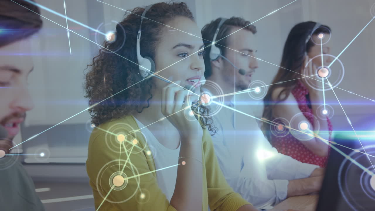 animación de conexiones a través de trabajadores felices y diversos de centros de llamadas femeninos y masculinos