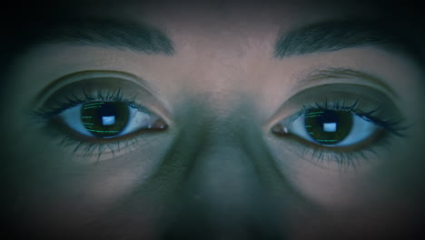 ojos de mujer caucásica, con código azul desplazamiento, a través del reflejo de una pantalla de computadora, sin parpadear