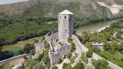 ciudadela de počitelj con vistas al río neretva, bosnia. panorámica aérea