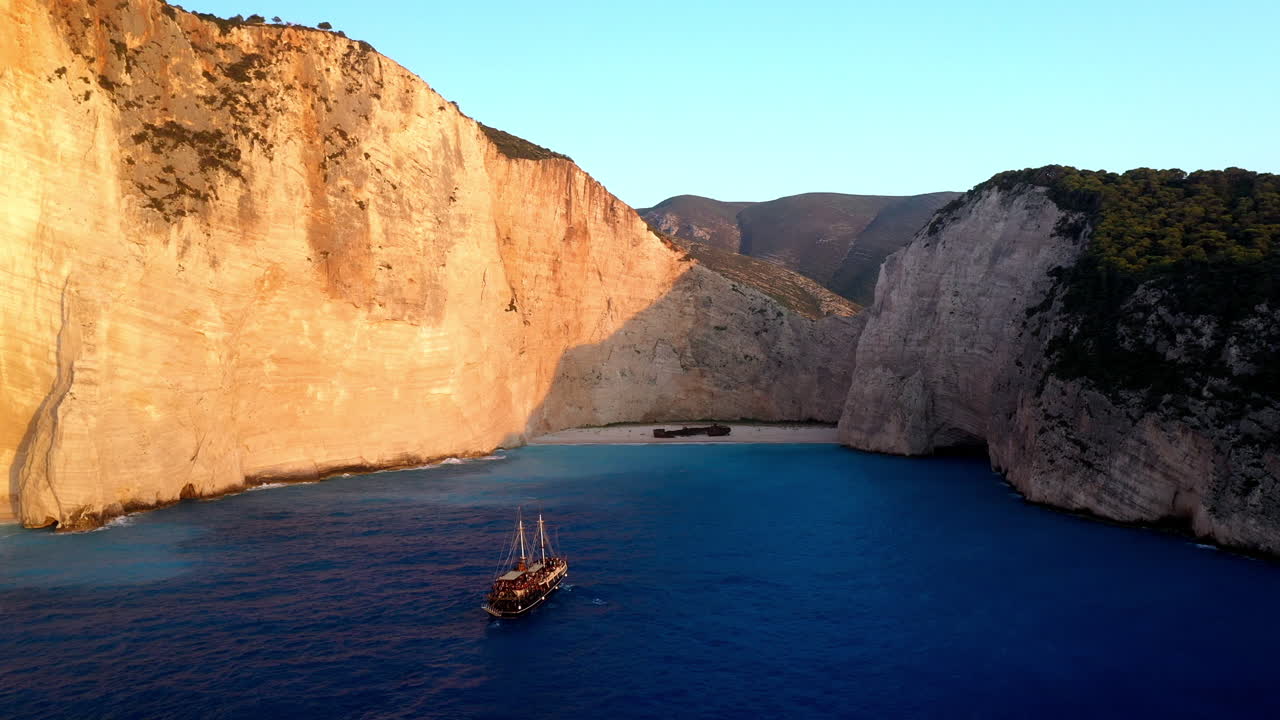 imágenes cinematográficas de drones de la playa de naufragios en la playa de navagio, destacando los impresionantes acantilados de zakynthos y un crucero