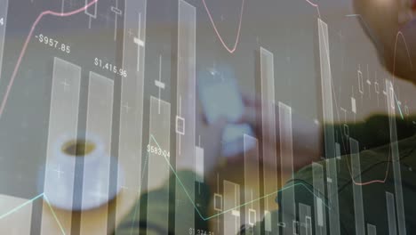 procesamiento de datos estadísticos contra la sección media del hombre que usa un teléfono inteligente