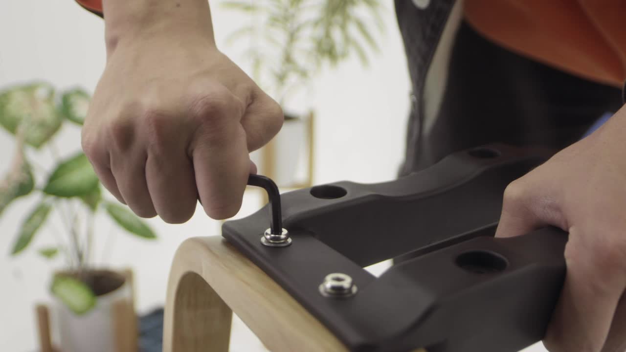 крупный план человека, откручивающего болты, фокусируясь на его руке