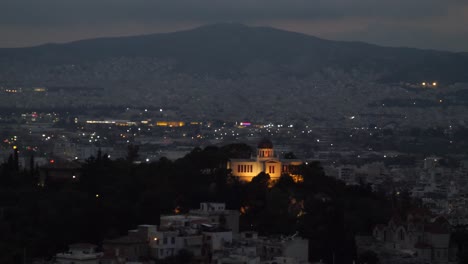 Foto-De-Trípode-Del-Horizonte-De-La-Ciudad-En-La-Noche-De-Atenas-En-Grecia