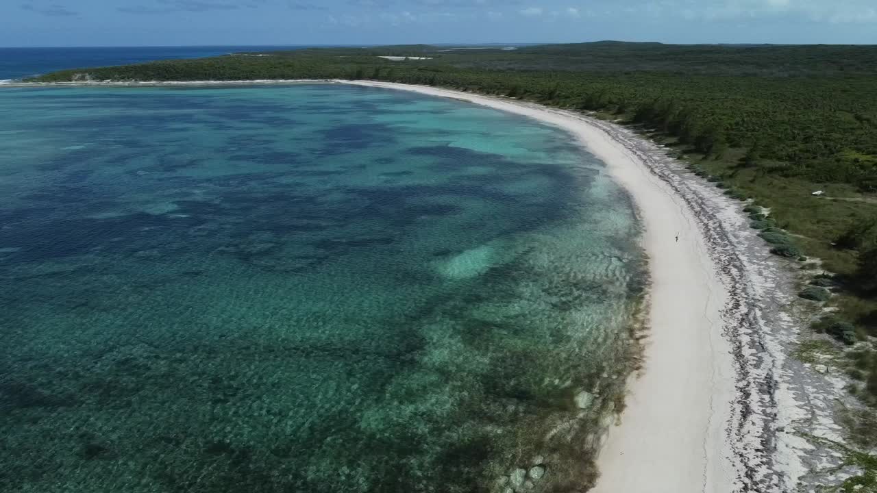 vista aérea sobre la hermosa laguna azul turquesa con una costa impresionante en las bahamas