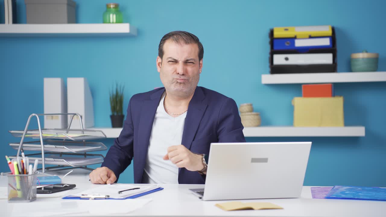 el retrato de un hombre de negocios arrogante.