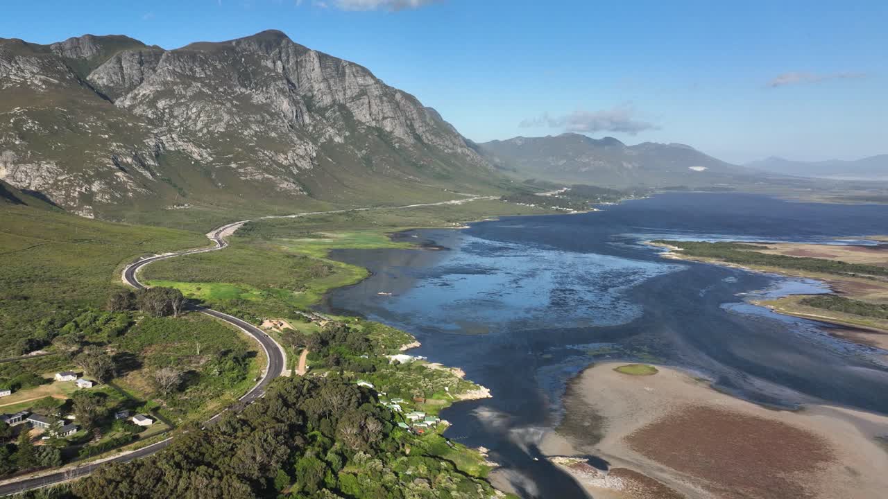 아름다운 산, 헤르마누스 옆에 있는 클라인 강 라군 위로 높은 공중 전망