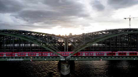 Drohnenflug-über-Eine-Alte-Brücke-An-Der-Elbe-In-Hamburg