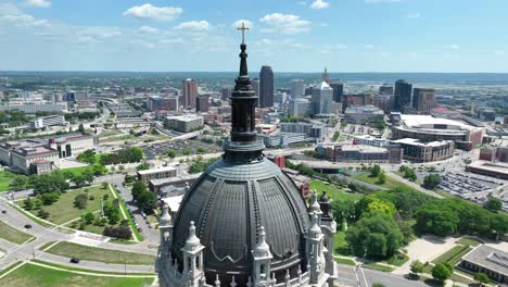 Saint-Paul-skyline-behind-St