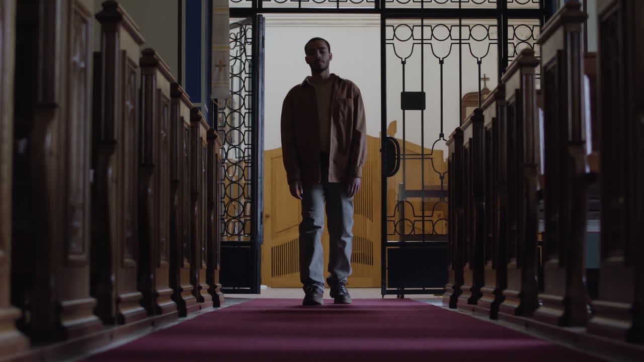 교회로 들어오는 남자