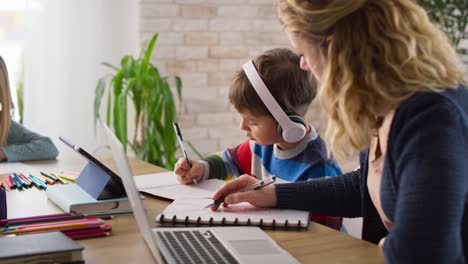 Video-De-Madre-Trabajando-Desde-Casa-Con-Niños-En-Cuarentena