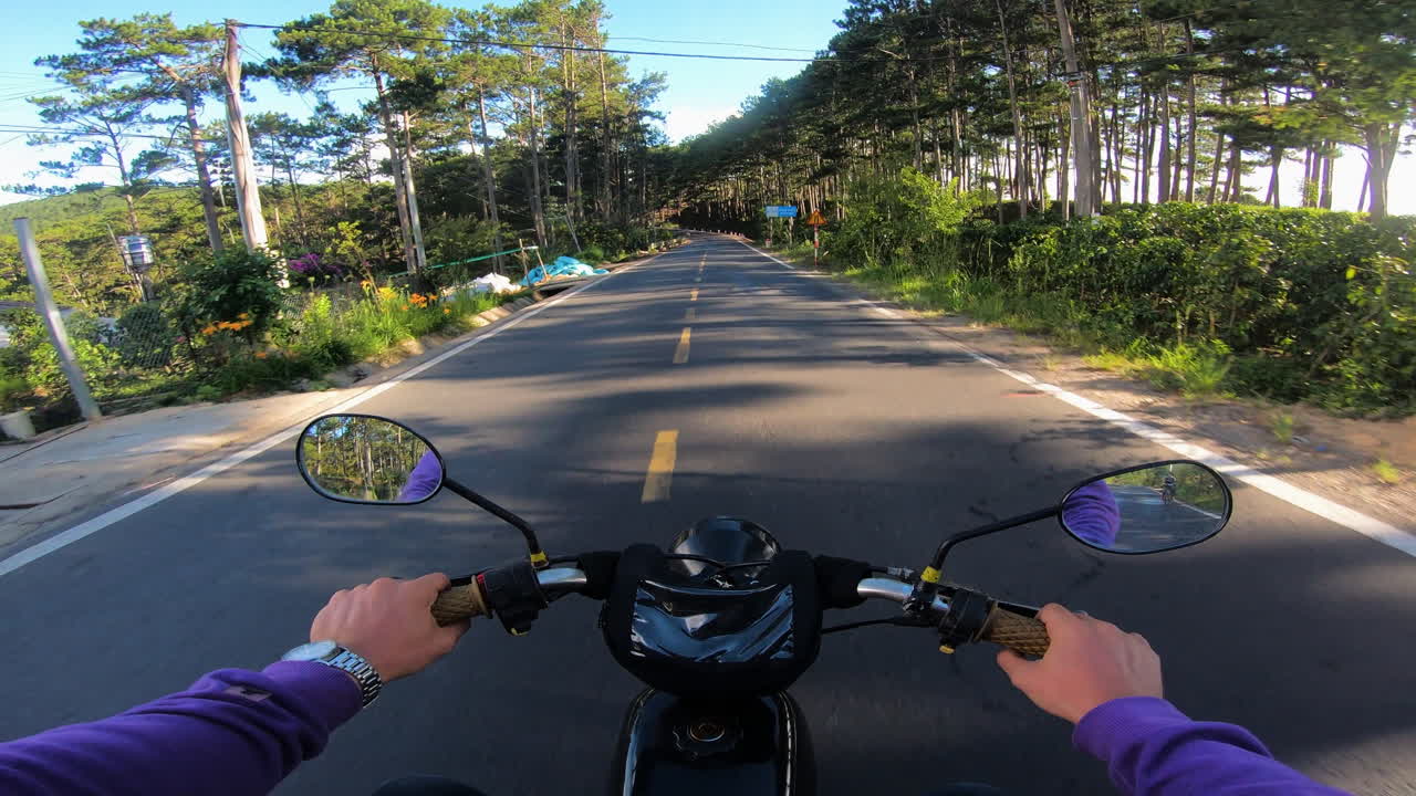 베트남 고지대에서 다른 오토바이를 추월하다