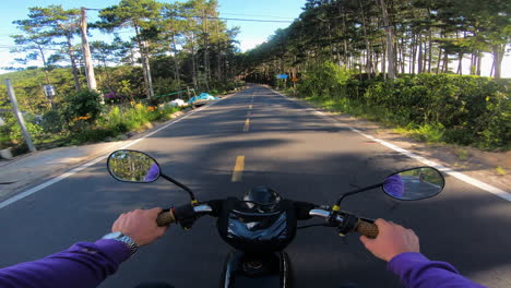 adelantando a otra moto en las tierras altas de vietnam