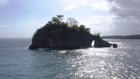 Rotierende-Drohnenaufnahme-Der-Wunderschönen-Kristallbucht-Von-Nusa-Penida-An-Einem-Heißen-Sommertag