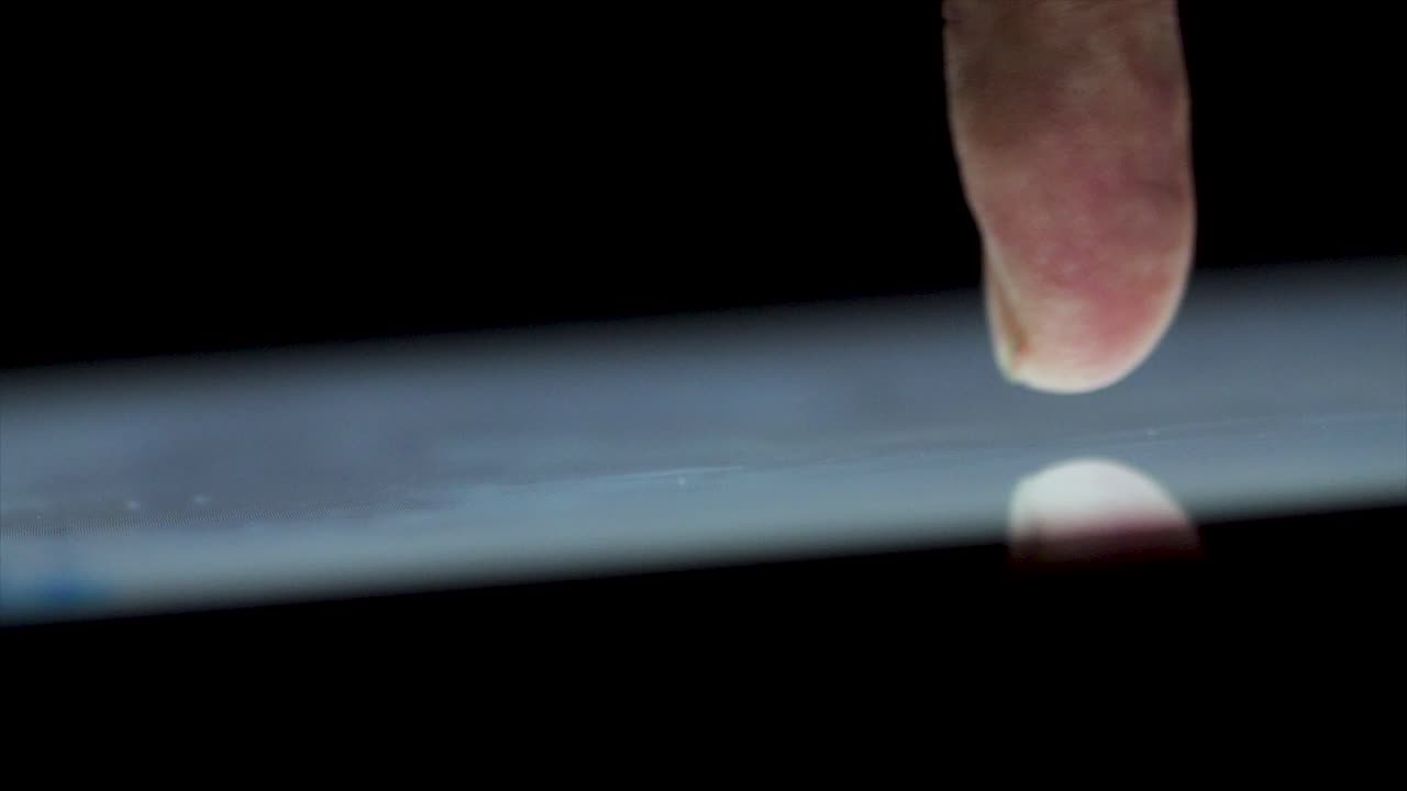 태블릿 화면에 손가락을 만지는 것