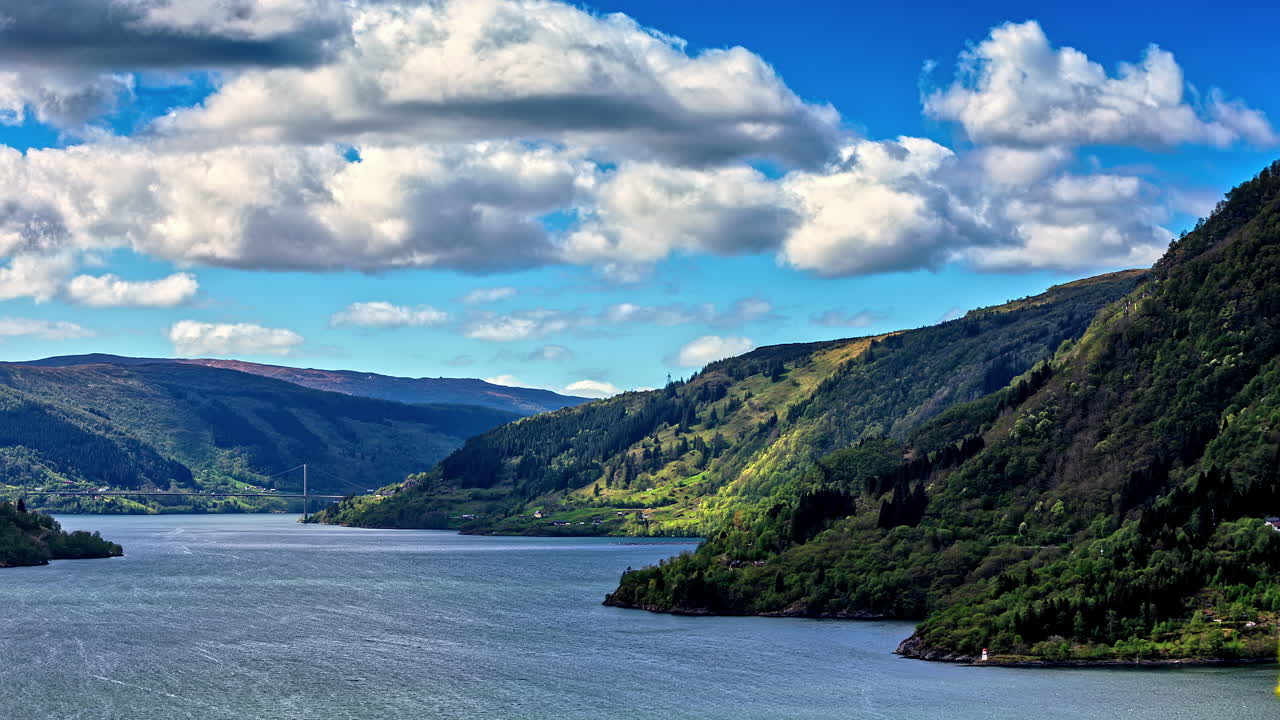 노르웨이의 피요르드 위로 움직이는 흰 구름의 빠르게 움직이는 비디오