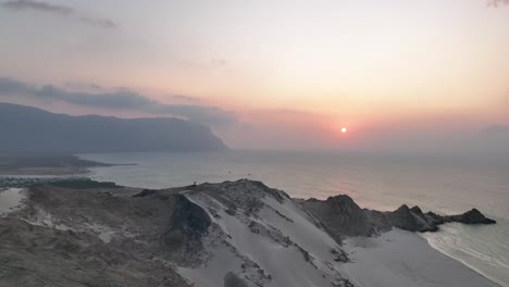vista del atardecer de la laguna de detwah en la costa de la isla de socotra en yemen