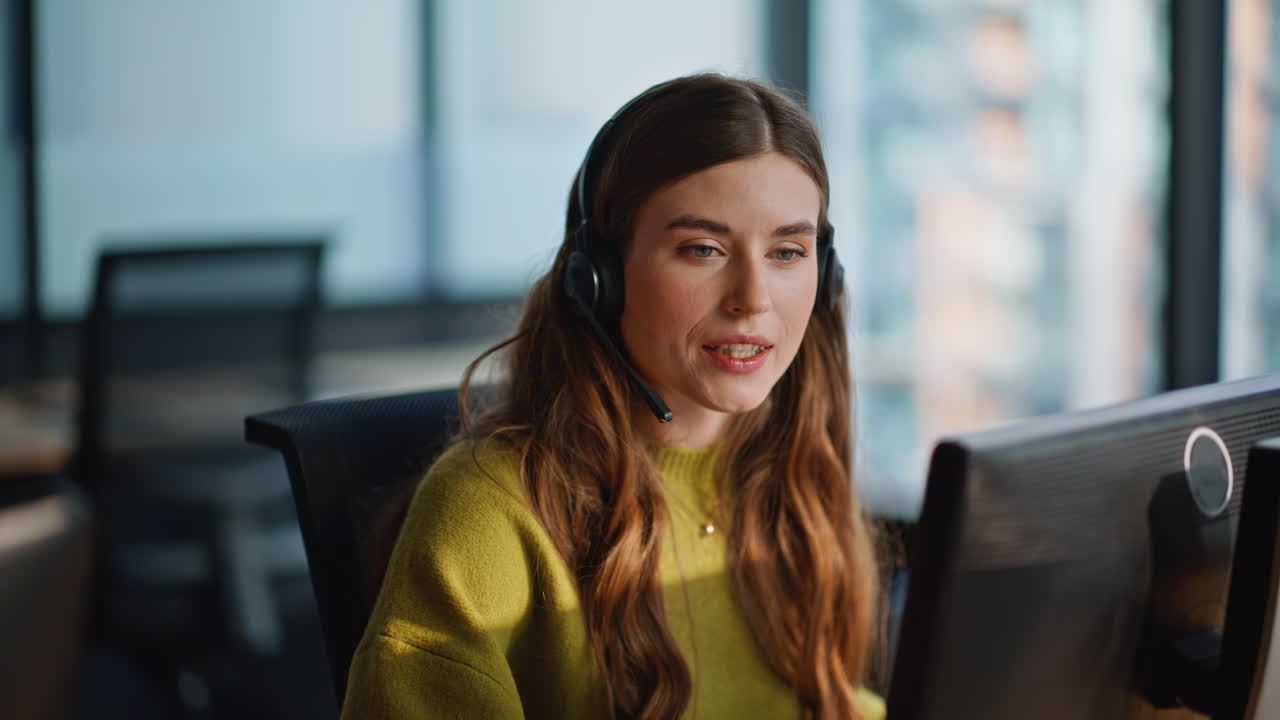 Primo piano di operatrice sorridente che parla in un data center. Assistente donna gioiosa