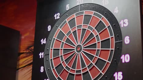 Dart-Steckt-In-Zeitlupe-In-Nummer-12-Der-Dartscheibe