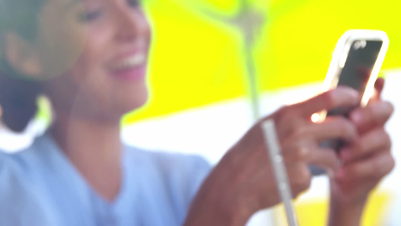mujer de negocios sonriente usando un teléfono móvil