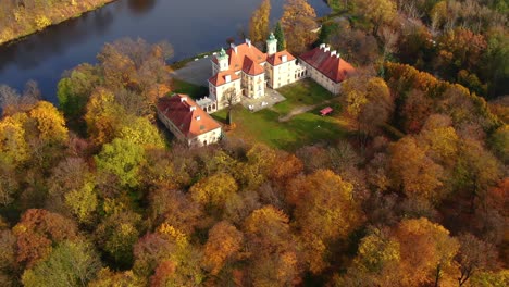 Vista-Aérea-Del-Hermoso-Palacio-En-Suecia