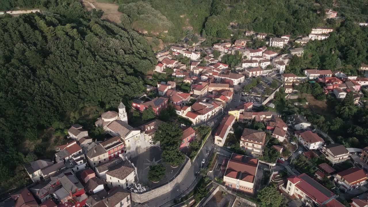 Circulando sobre uma cidade montanhosa no coração da Campânia, Itália.