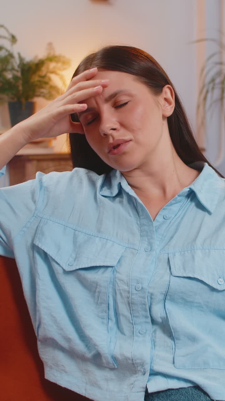 donna a casa soffre di una situazione ingiusta problema di rottura depresso sentimento di cattivo esaurimento