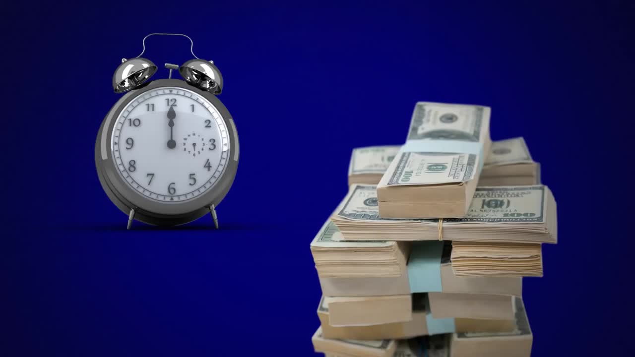 Animación digital de un reloj despertador marcando la hora y una pila de billetes de dólares americanos sobre un fondo azul.