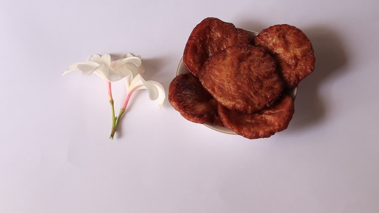 디왈리 달콤하고 짭짤한 스낵 - 인도 마하라슈트라의 식품