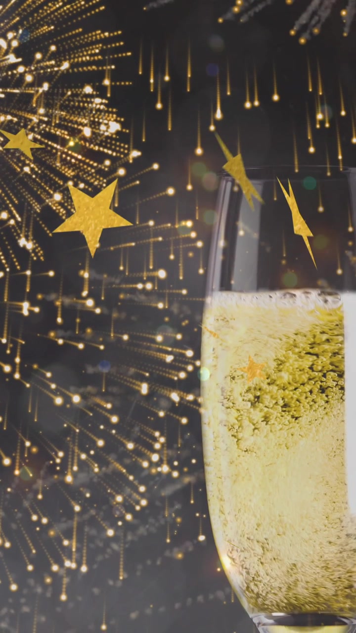 Animazione di stelle dorate che cadono su due calici di champagne che brindano con bottiglia e fuochi d'artificio.