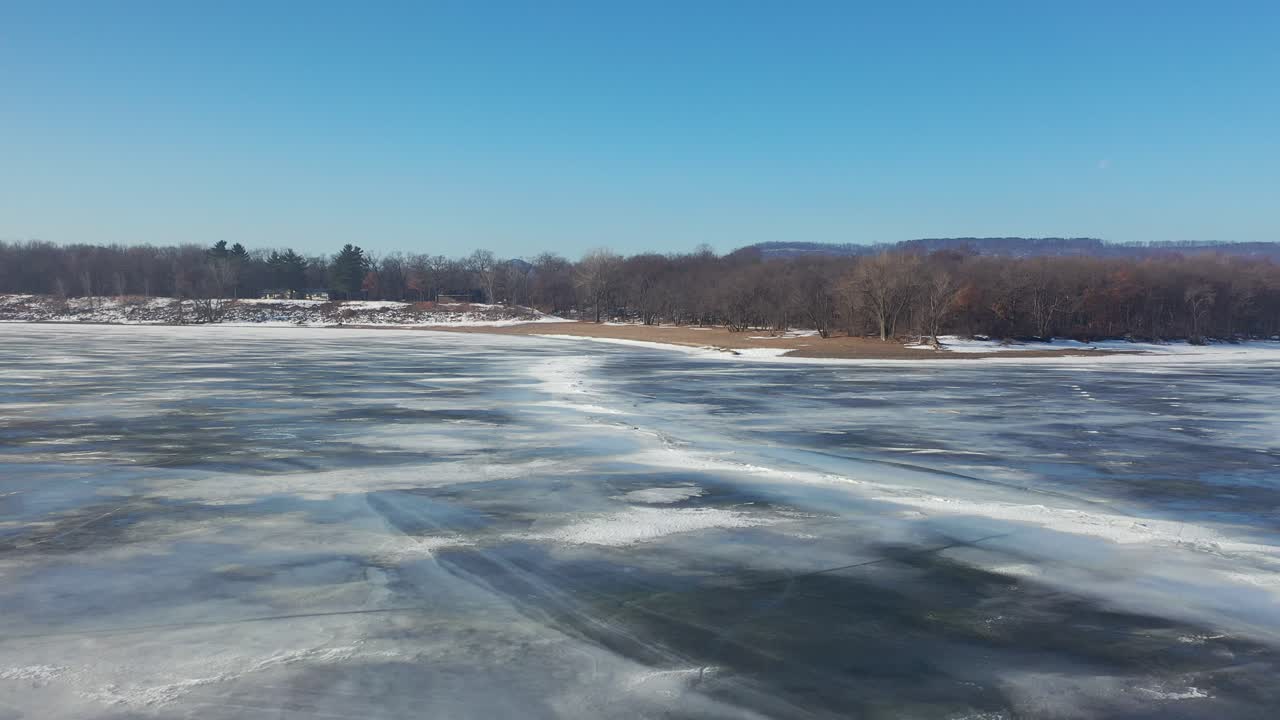 paisaje de invierno en el lago y las montañas