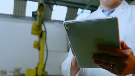 vista de ángulo bajo de un ingeniero robótico usando una tableta digital 4k