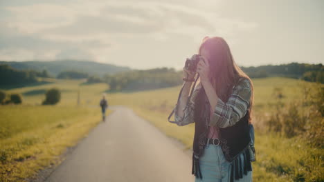 Turista-Haciendo-Clic-En-Imágenes-Mientras-Explora-La-Pradera