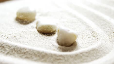 varias piedras de guijarros dispuestas en la arena