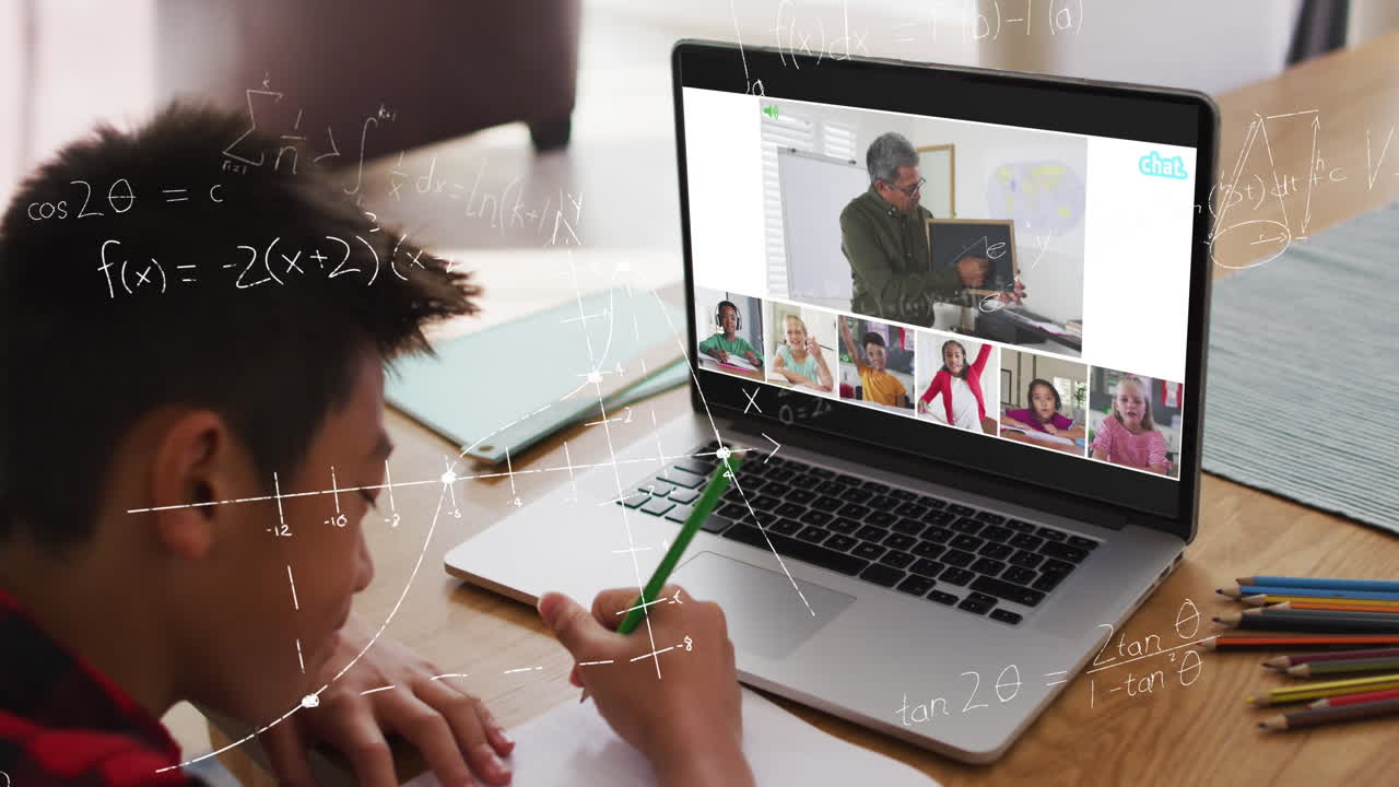 animación de ecuaciones matemáticas sobre un niño asiático que tiene una videollamada escolar