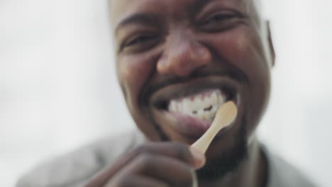 escovar os dentes, limpar e rosto de homem negro