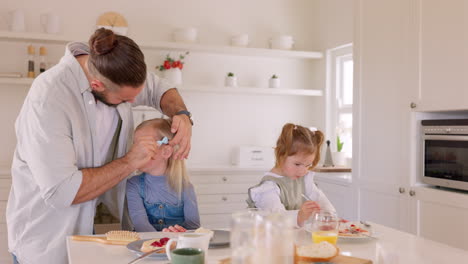 Familia,-Niños-Y-Desayuno-Con-Papá