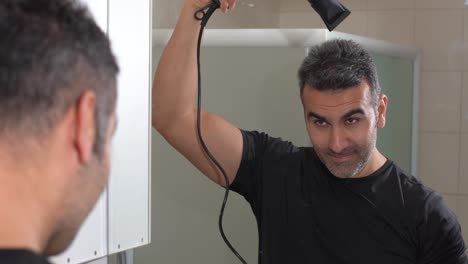 peinado con un secador de pelo.