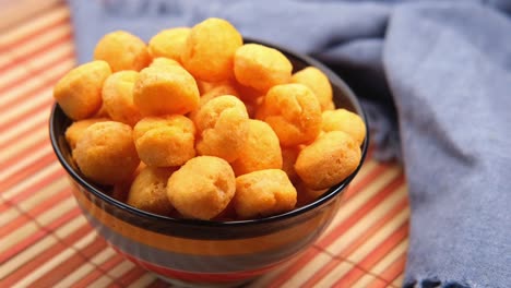 tazón con sabrosas patatas fritas sobre fondo de madera