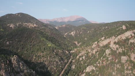 Slow-aerial-descent-over-mountains,-Pikes-Peak-granite-in-background