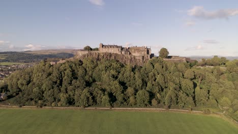 Grúa-Aérea-Disparó-Hacia-Arriba-Y-Sobre-El-Castillo-De-Stirling-Mirando-Al-Norte-Hacia-Las-Colinas-En-Un-Día-Claro-Y-Soleado