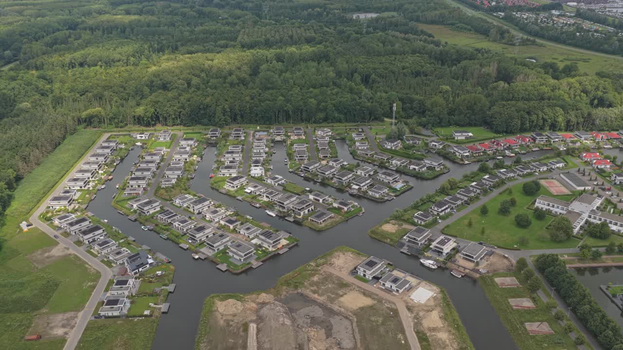 Parco di case vacanza vicino all'acqua, tetti con pannelli solari dall'alto, Paesi Bassi