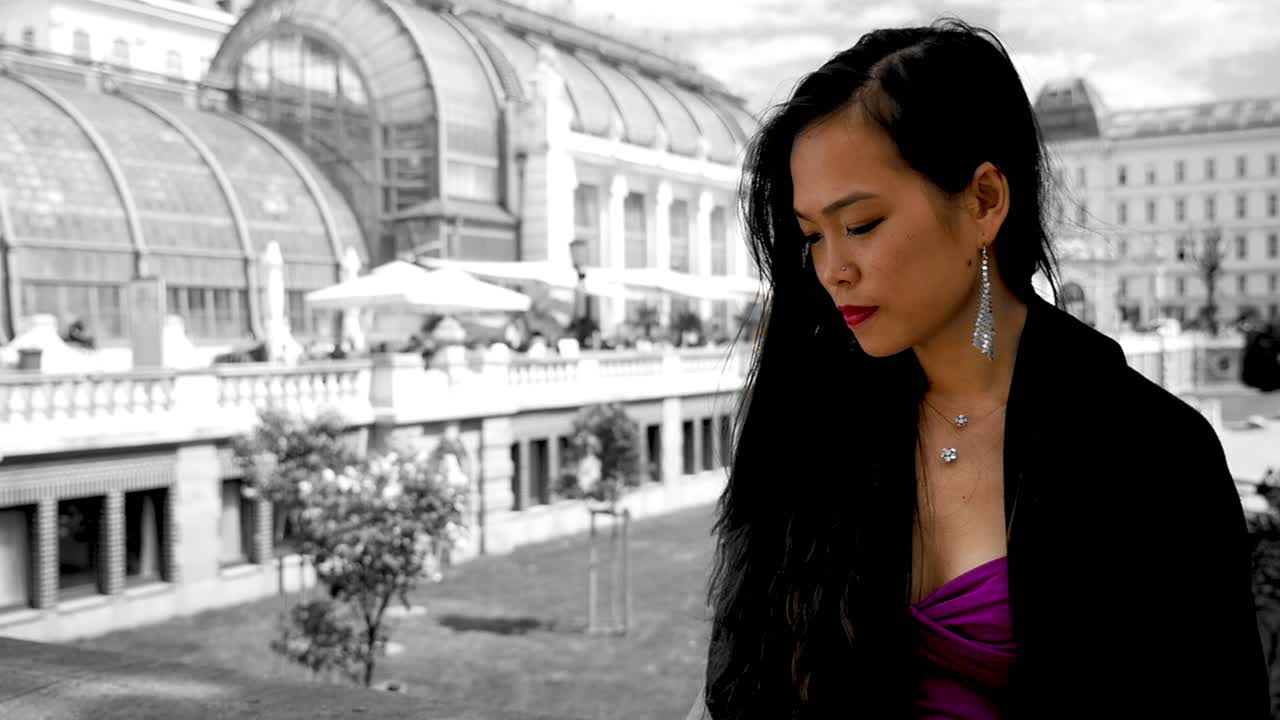 chica asiática guapa evitando la mirada, luego mirando hacia la cámara y sonriendo